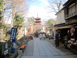 参道からの五重塔