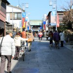 平日なのに人気の多い参道